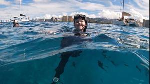  Shalise Leesfield nadando en la costa australiana