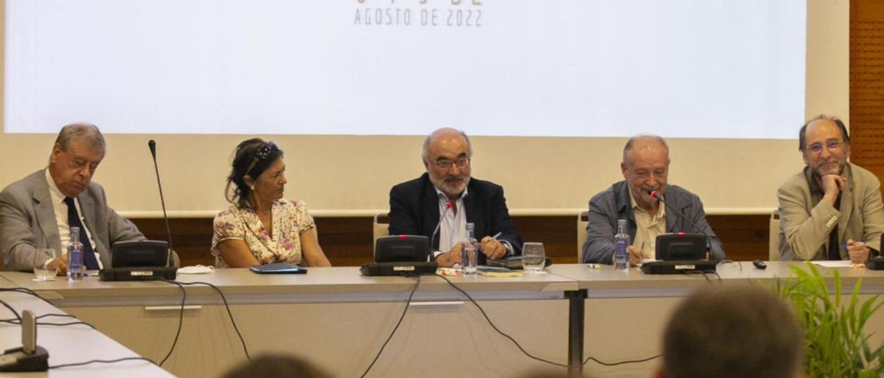 Francisco Sosa Wagner, Mercedes Fuertes, Benigno Pendás, Leopoldo Tolivar y Javier Suárez Pandiello, ayer, en los cursos de La Granda. | María Fuentes