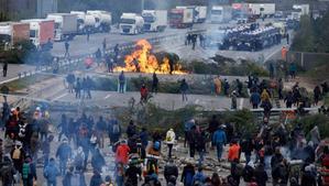 Manifestantes independentistas queman una barricada en la autopista AP-7 en 2019 en el marco de las protestas de Tsunami Demodràtic.