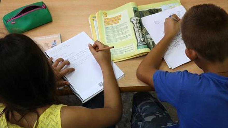 Educación pide a los docentes moderar las tareas escolares tras las quejas