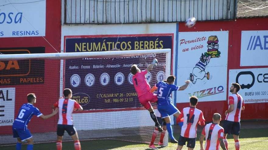 Martín, portero del Alondras, despeja un balón durante el partido de ayer. // Gonzalo Núñez