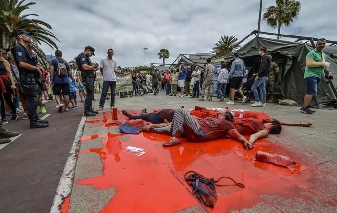 LAS PALMAS DE GRAN CANARIA A 03/06/2017.Protesta de activistas por el Día de las Fuerzas Armadas en Plaza de las Islas Canarias. FOTO: J.PÉREZ CURBELO