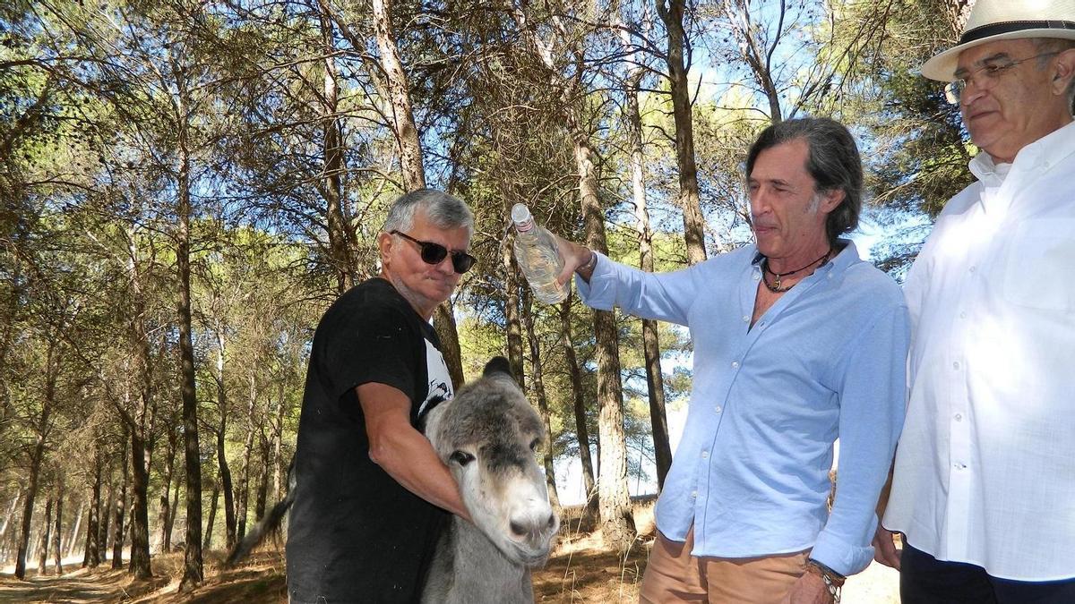 Jorge Pardo bautiza con anís al burrito Volcán.