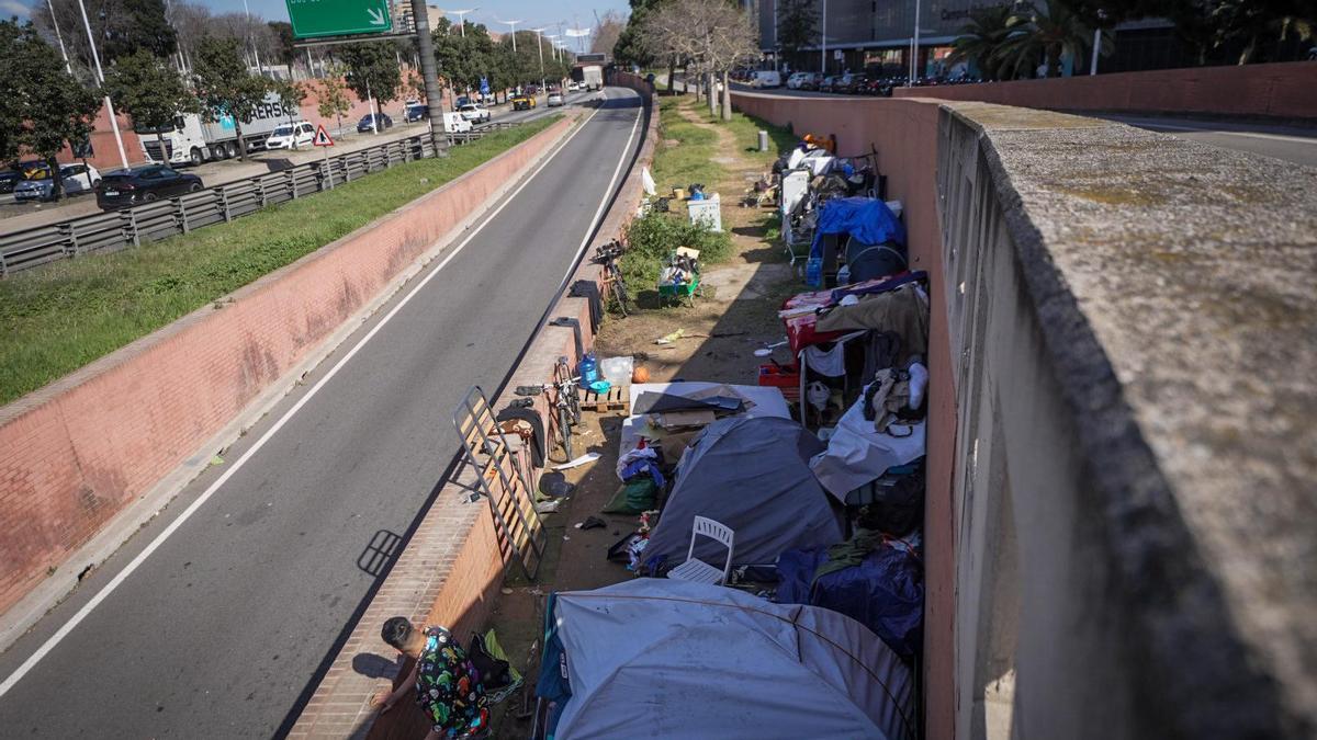 Campamento sin techo en la Ronda Litoral