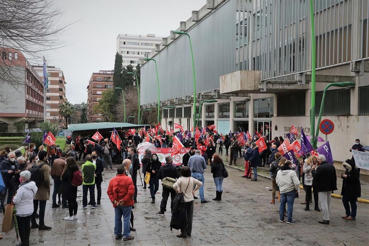 Los sindicatos se concentran ante la Subdelegación del Gobierno
