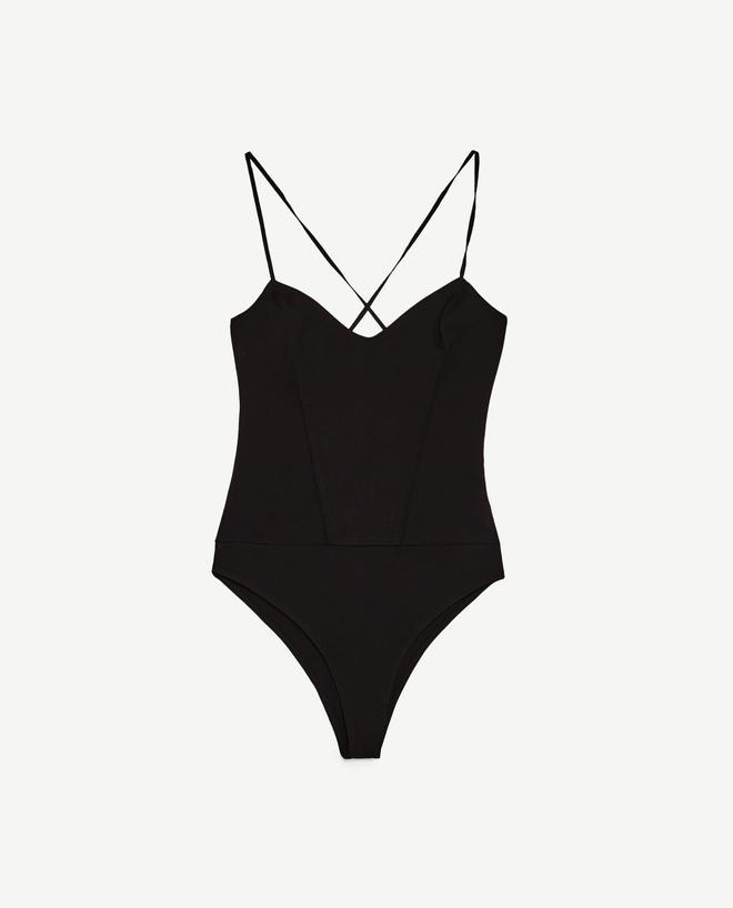 Zara desnuda los hombros: Body con la espalda cruzada 15,95 euros.