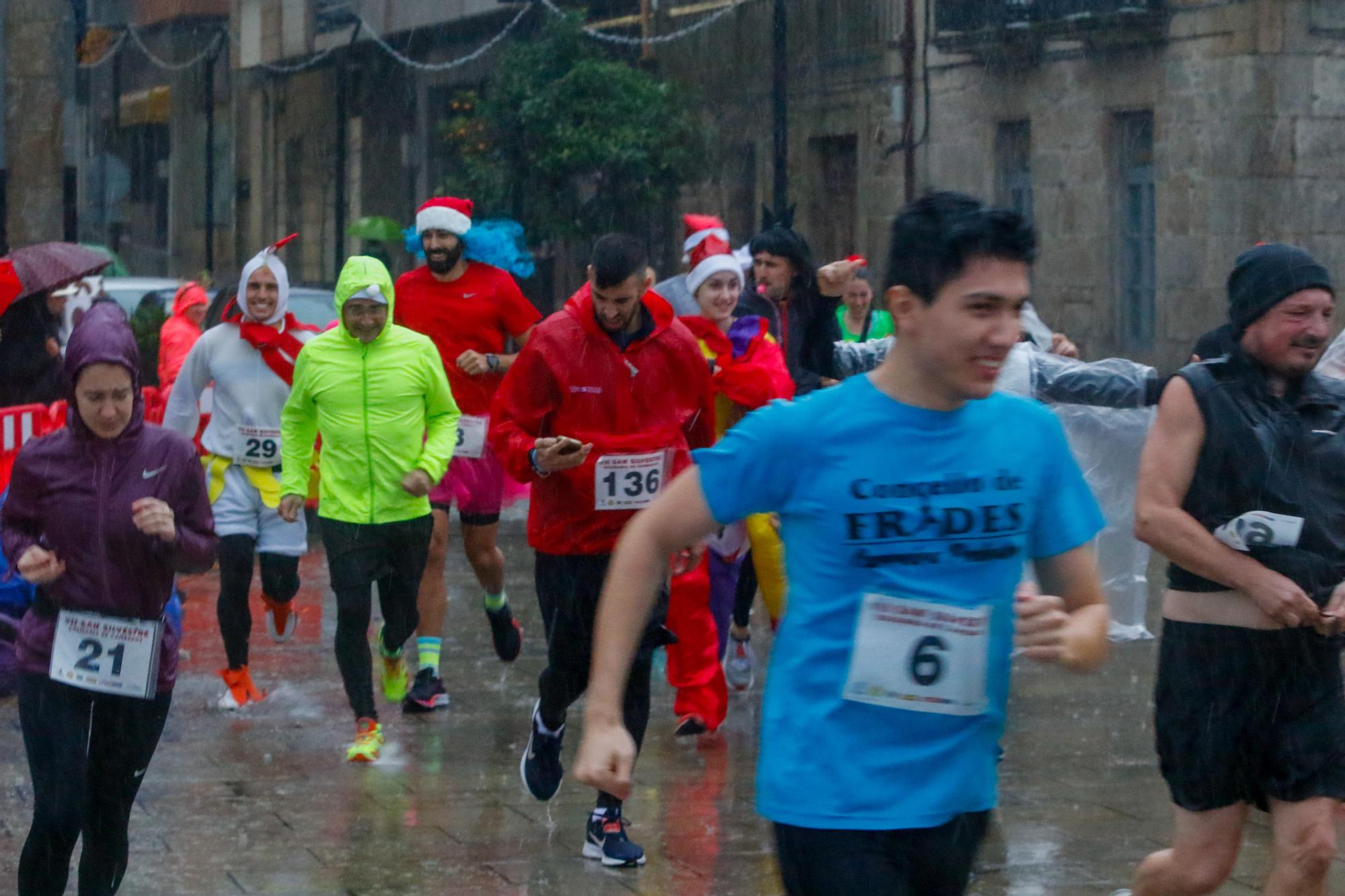 Más de 200 valientes hacen posible la recuperación de la San Silvestre de Cambados