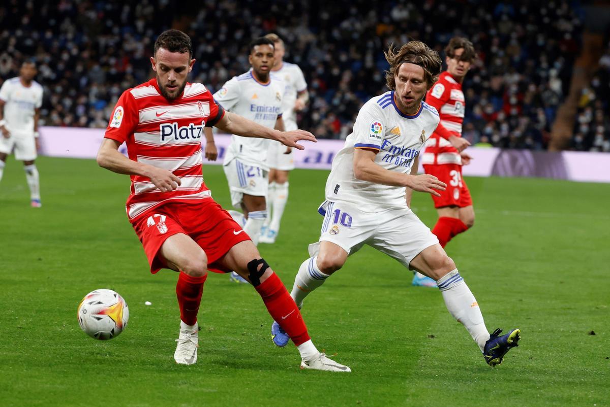 Quini, en su etapa en el Granada, ante Luka Modric, del Real Madrid.