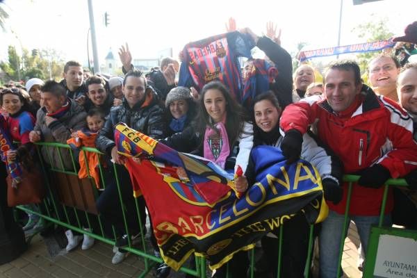 Una multitud recibe al Barça