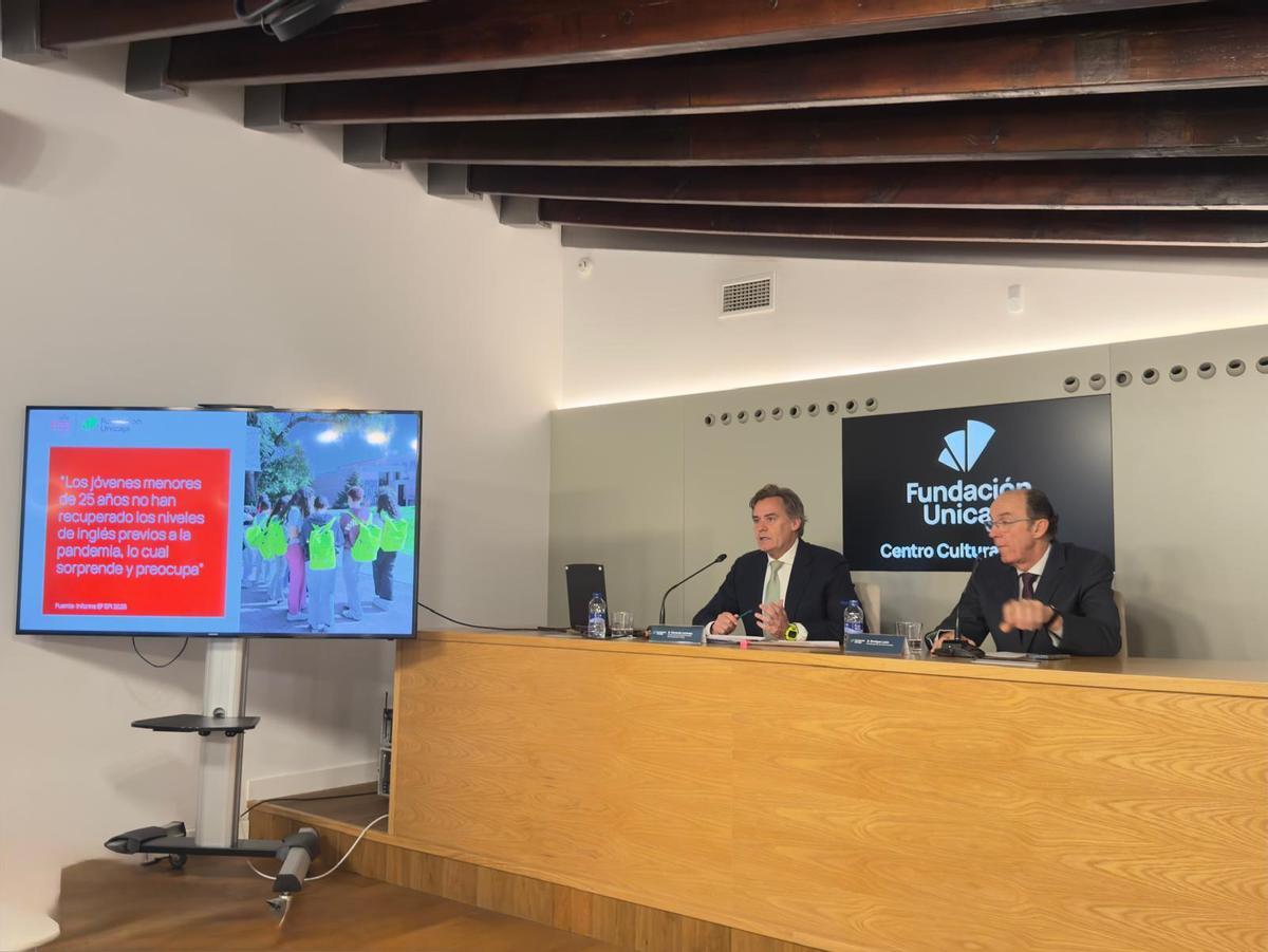 Gerardo Lerones y Enrique León durante la presentación de las becas USA