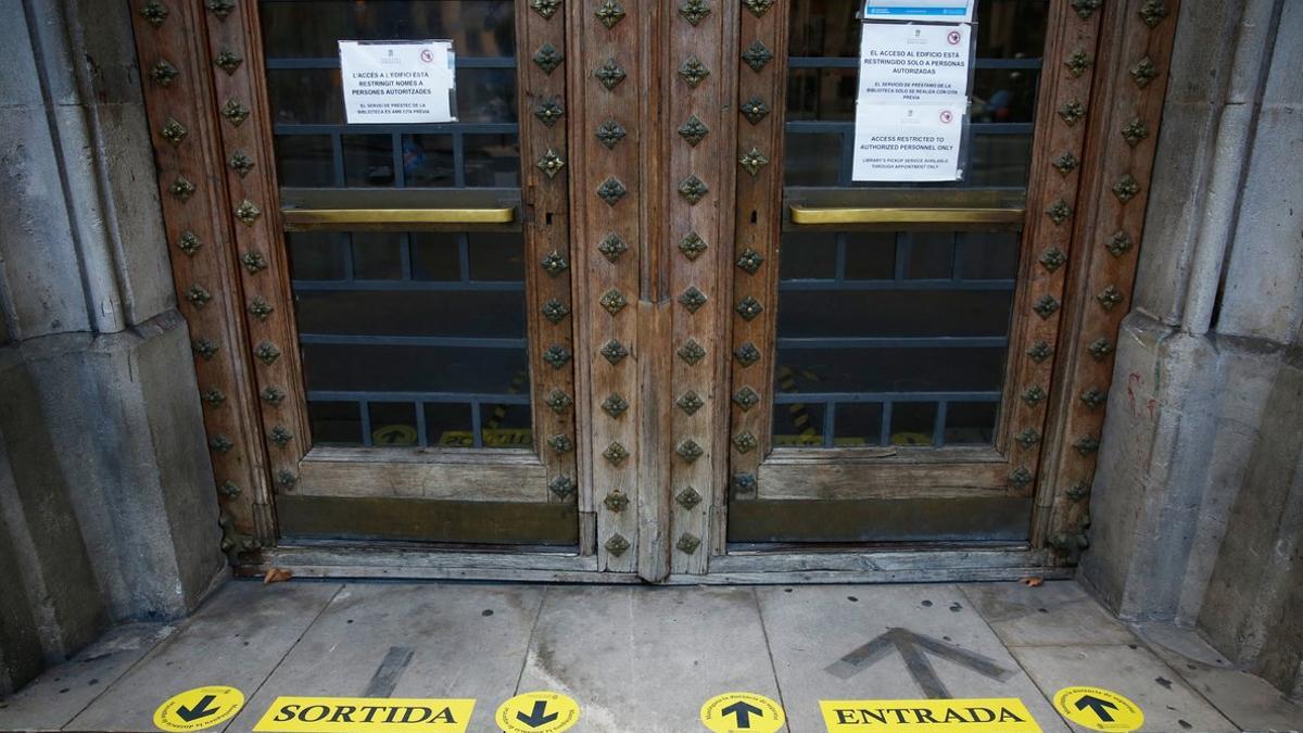 Puerta de acceso cerrada del edificio principal de la Universidad de Barcelona.