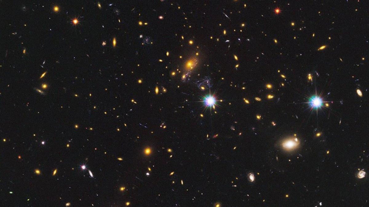 Cúmulo de galaxias detrás del que se ha encontrado la estrella más distante de la Tierra