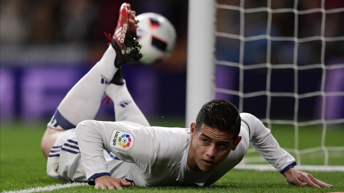 James, en el suelo durante el encuentro del pasado sábado en el Bernabéu ante el Sporting