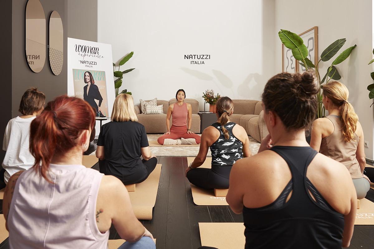 Algunas de las lectoras de Woman durante la clase de yoga