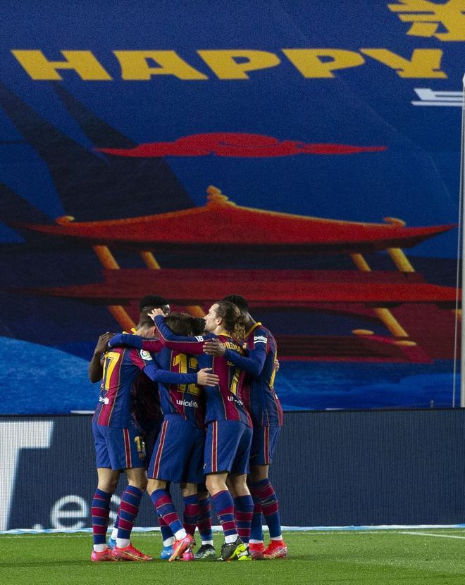 Los jugadores del FC Barcelona celebran un gol durante el partido de LaLiga entre el FC Barcelona y el Alavés disputado en el Camp Nou.