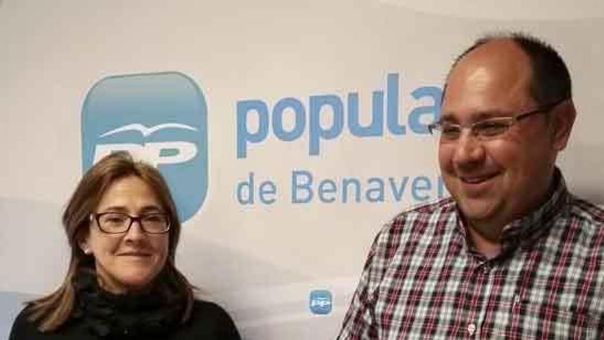 El candidato José García Huerga junto a la coordinadora de campaña del PP, Maite Martín Pozo.