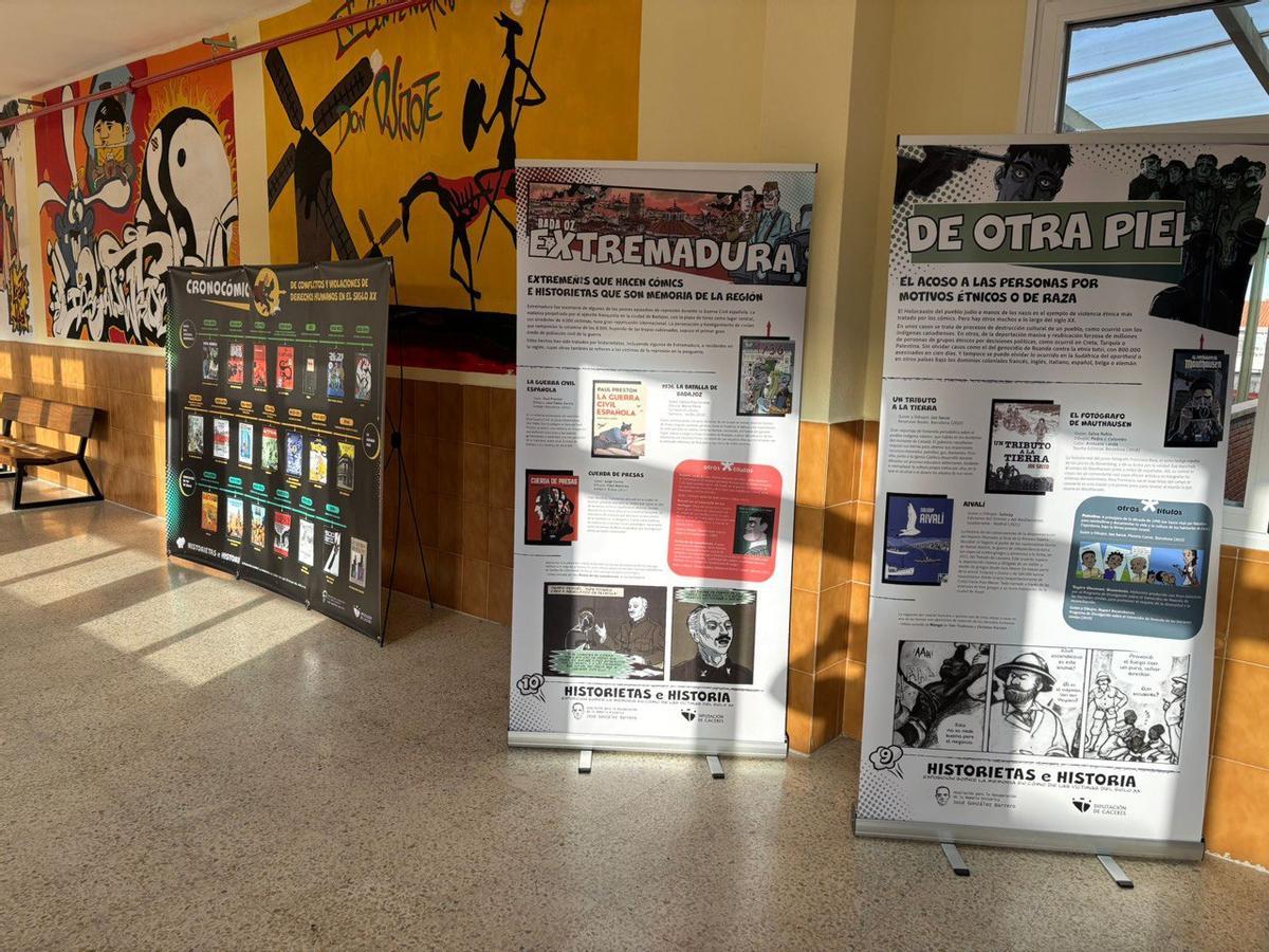 La exposición 'Historietas e historias', que aborda la memoria en cómic de las víctimas del siglo XX, recorre quince institutos de Cáceres.