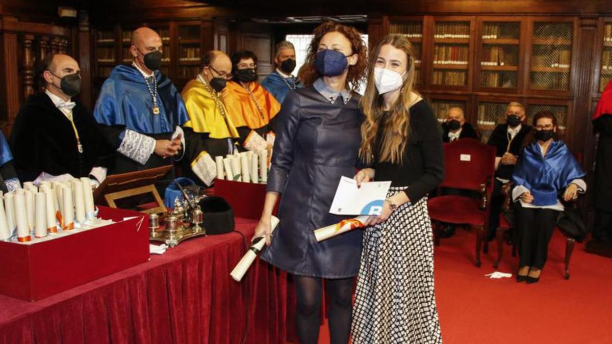 Cecilia Sampedro recogiendo su premio de manos de Sonia García, de Fundación Banco Sabadell.