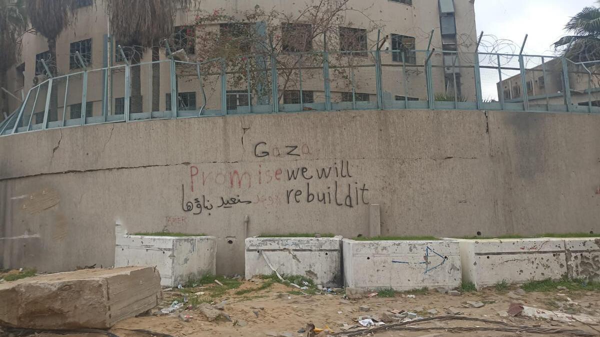 En el norte de Gaza, un grafiti reza: "Gaza, prometemos que la reconstruiremos".