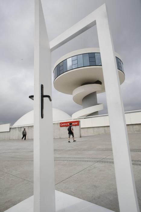 Montaje del colectivo DV en el Niemeyer