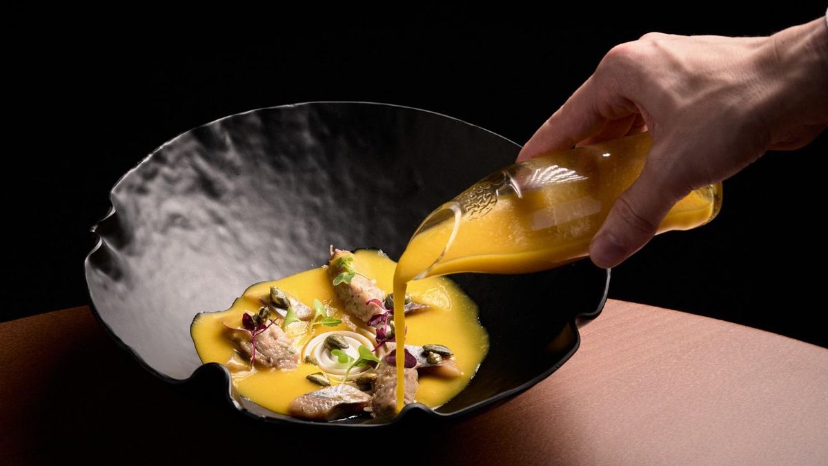 Crema de calabaza con sardina ahumada, coco y aceite de café del restaurante Dagma.