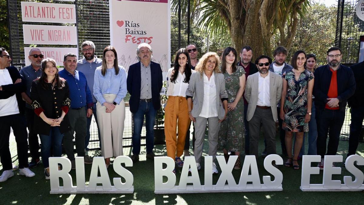 Foto “de familia” de los organizadores y alcaldes de los concellos que acogerán los festivales con Carmela Silva y Carolina Rubirosa.