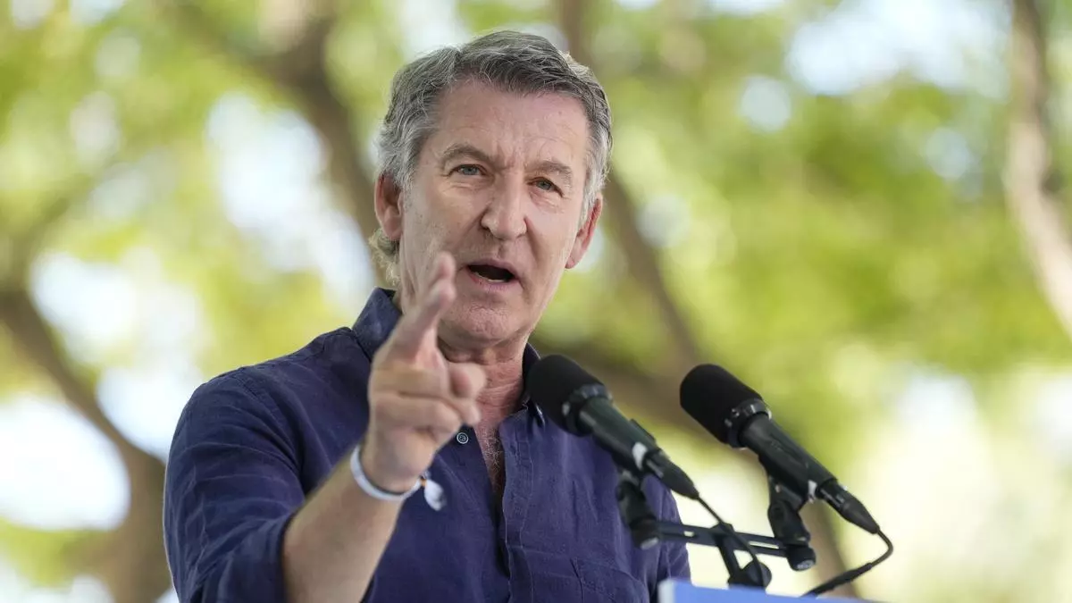 Feijóo reclama "recuperar la protección de las fronteras y el prestigio del pasaporte español"