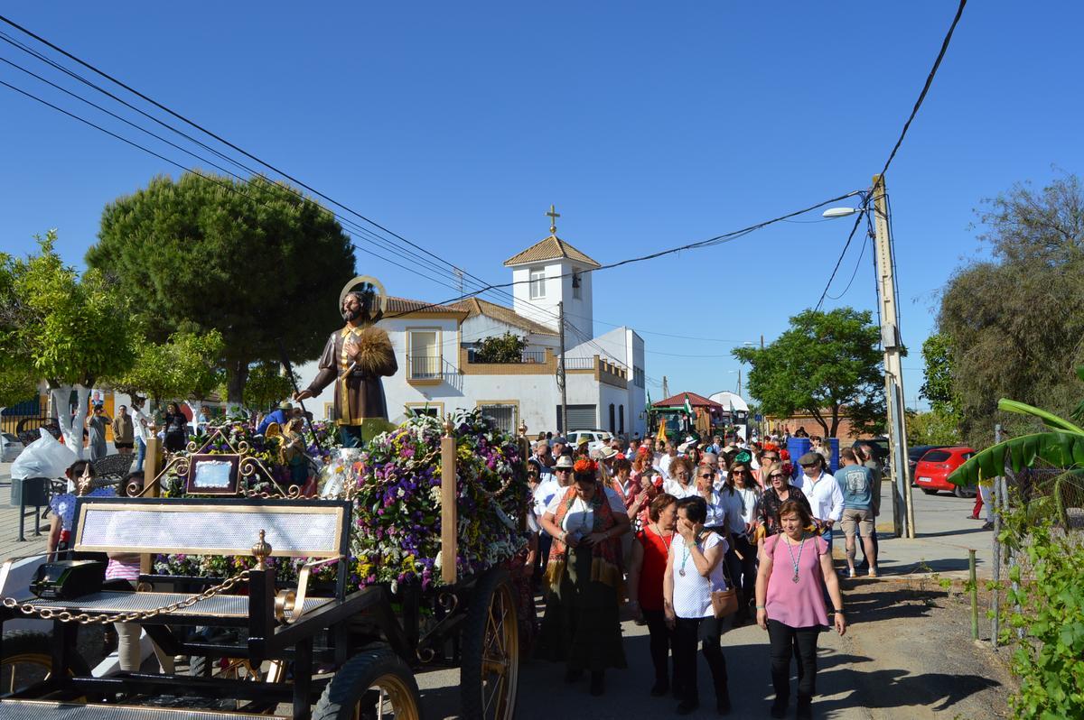 Salida de los romeros acompañando a san Isidro en El Villar.