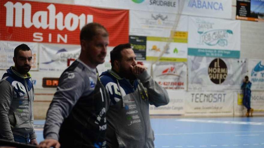 Javi Díaz, en el banquillo de O Gatañal, junto al entrenador del Cangas, Nacho Moyano. // G.Núñez