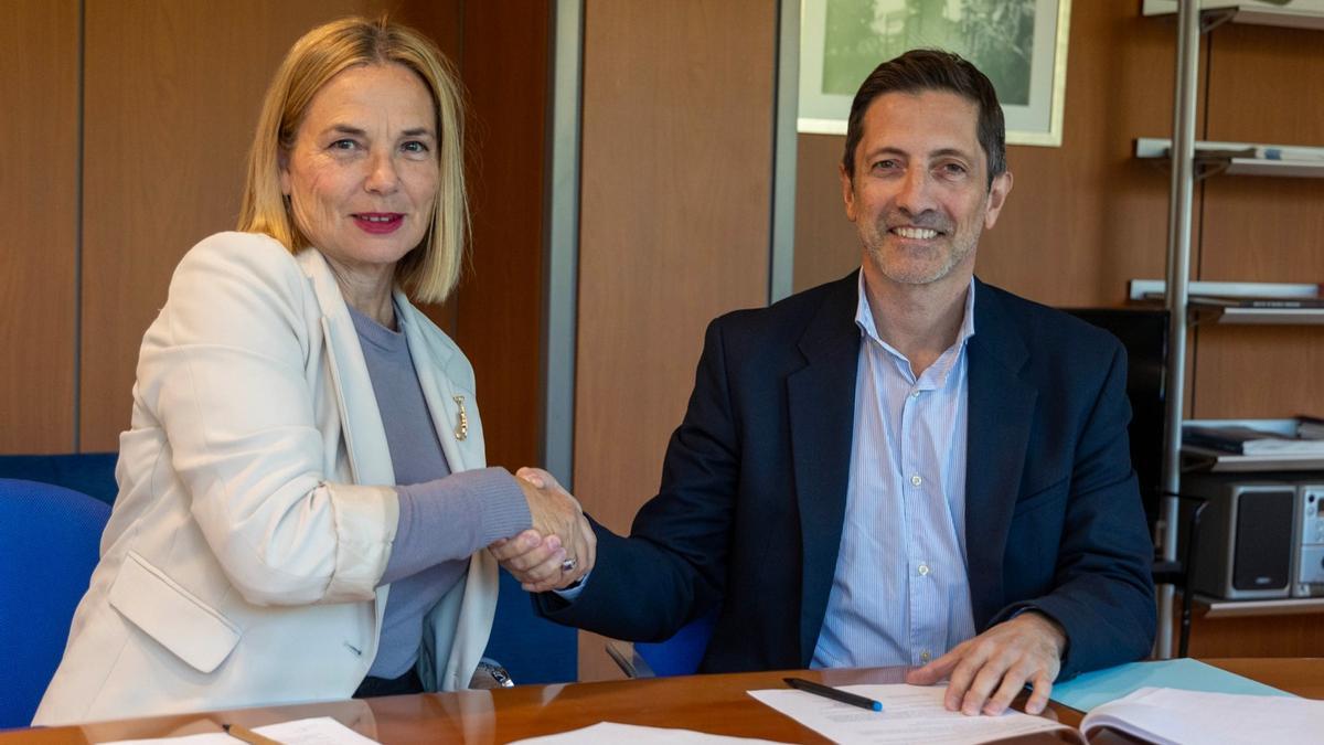 Firma del acuerdo entre MªTeresa Rubio Gómez, de Empresas Solidarias; y Ángel Angulo, gerente de Editorial Prensa Alicantina