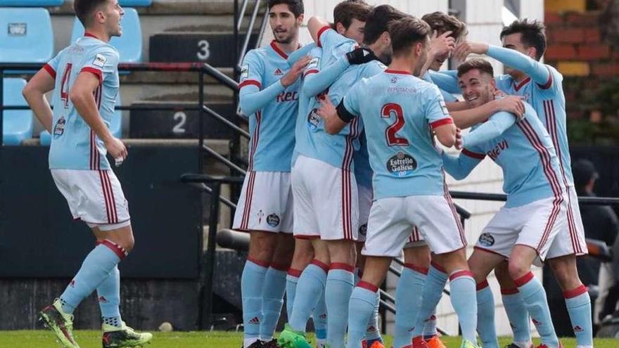 Los jugadores del Celta B celebran un gol ante el Racing de Ferrol en Barreiro. // José Lores