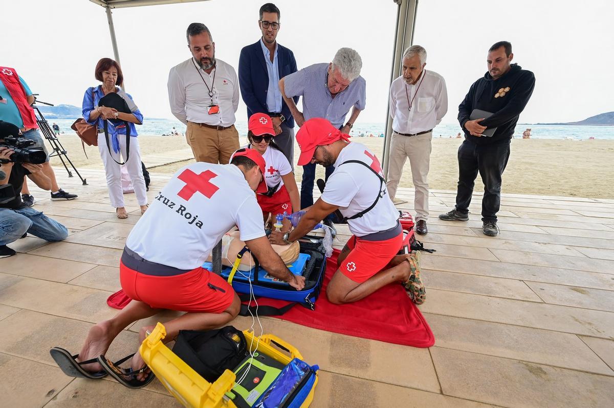 Imagen del acto de presentación del Autopulse en la playa de Las Canteras.