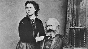 Eleanor Marx, junto a su padre, Karl, autor de ’El Capital’.