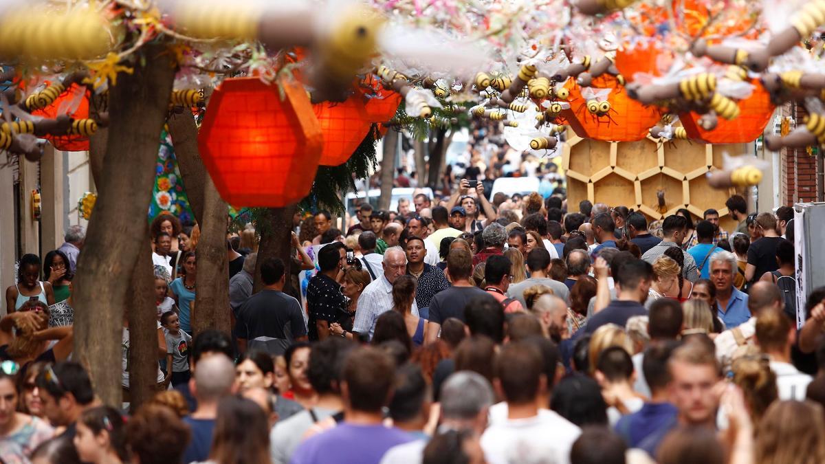 Imagen de archivo de la gran afluencia de público a las fiestas de Gràcia