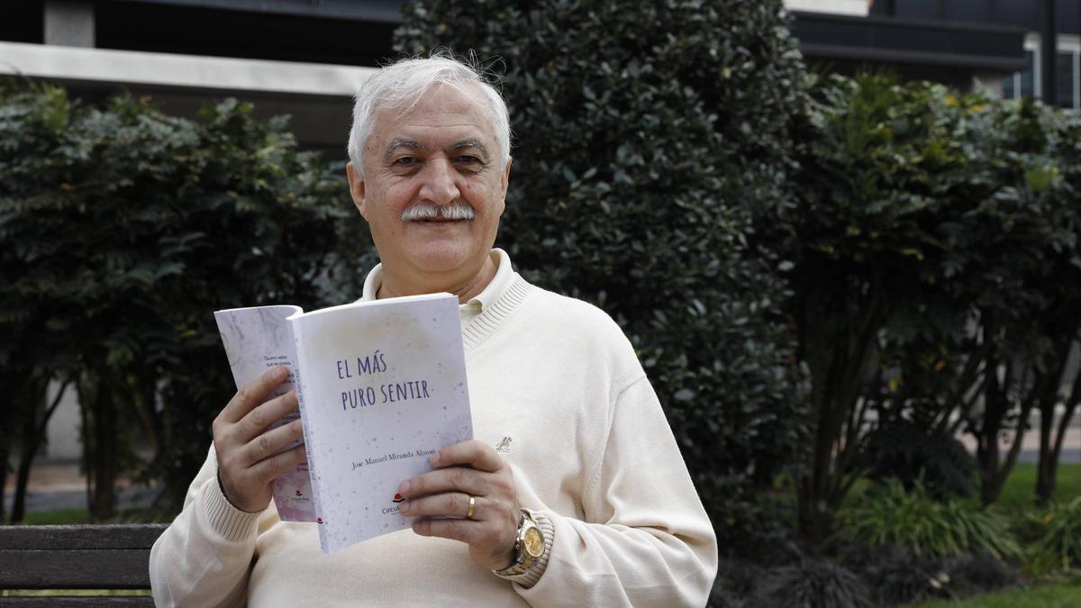 Jose Manuel Miranda Alonso posa con su cuarto libro, "El más puro sentir".