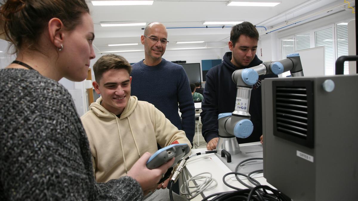 Una clase de formación profesional de las aulas de nueva tecnología del IES Cotes Baixes de Alcoy.