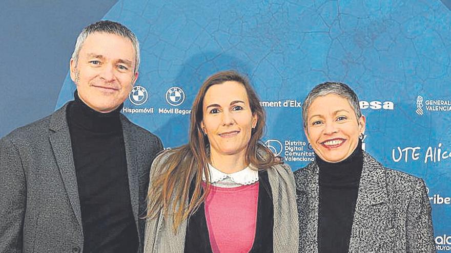 Amadeo Vañó, manager y distribuidor de la compañía ilicitana OtraDanza, con la artista Perceval Graells y Marta Crivillés.