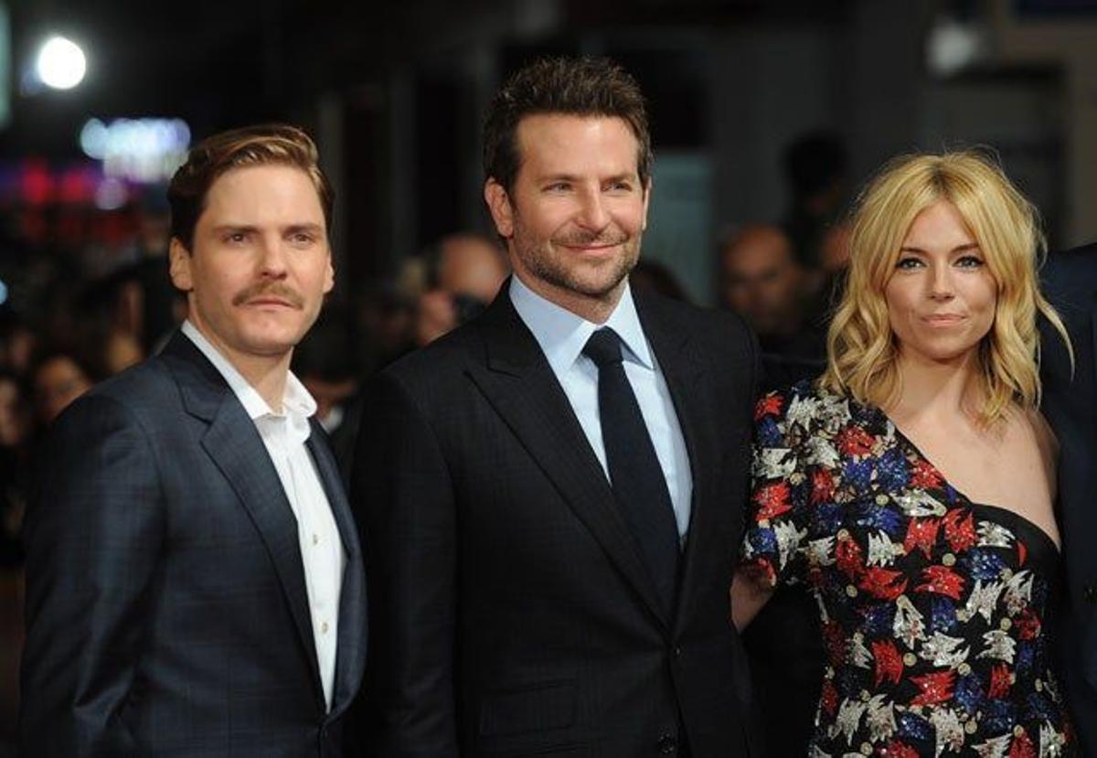 Daniel Brühl, Bradley Cooper y Sienna Miller, en la première europea de Burnt.