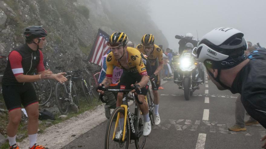 Roglic, en primer término, seguido por su compañero de equipo Vingegaard, a poco más de un kilómetro de la meta en el Angliru. | Roberto Menéndez