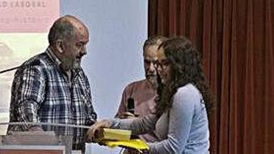 Una estudiante recibe un premio por su relato.