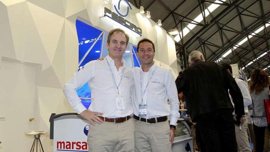 Emilio Cividanes y Javier Mallo en el &quot;stand&quot; de Pesciro, ayer en Conxemar. // José Lores