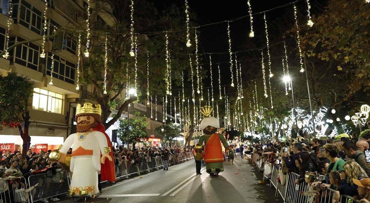 Figuras de animación durante una cabalgata de Reyes Magos en Marbella.