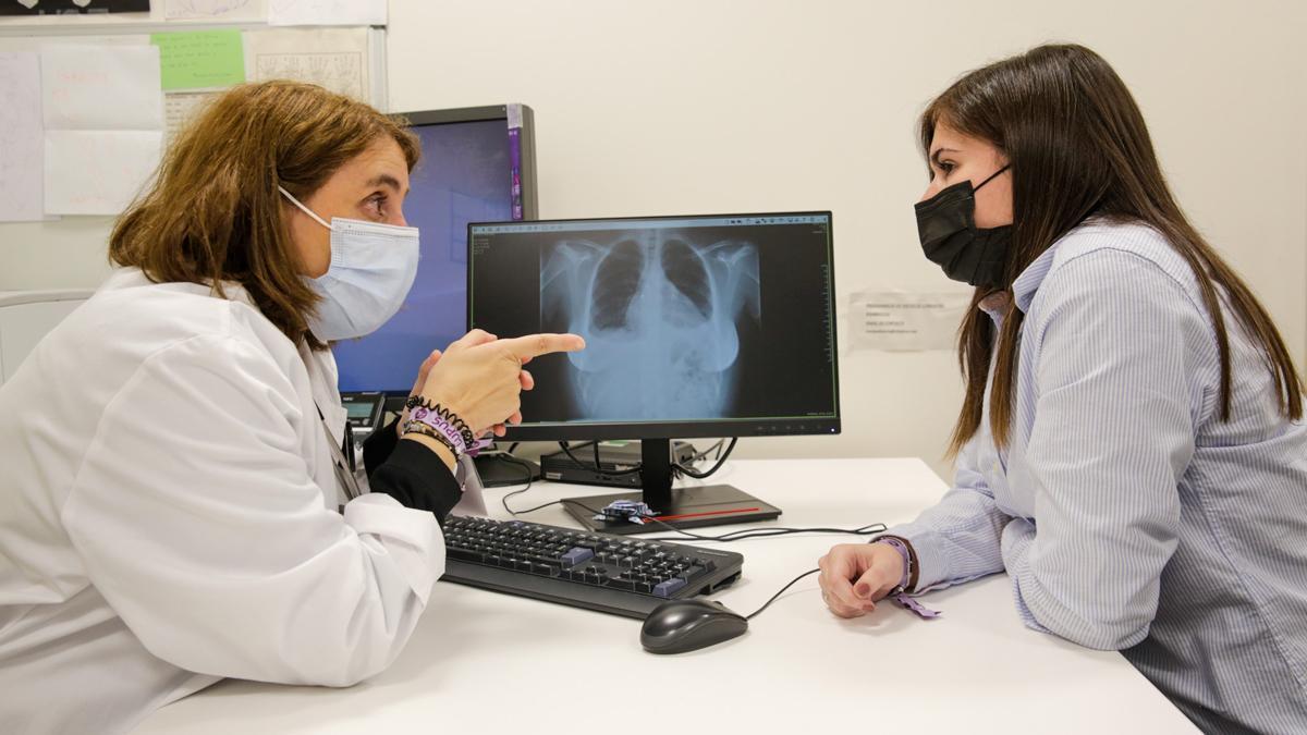 Roser Benages, paciente de lupus, pasando consulta con la doctora Cortés, del departamento de Reumatología del Hospital Vall d’Hebron.