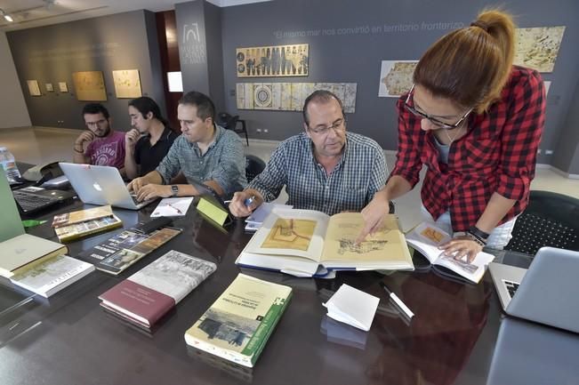 Grupo de estudiantes de Historia editando textos ...