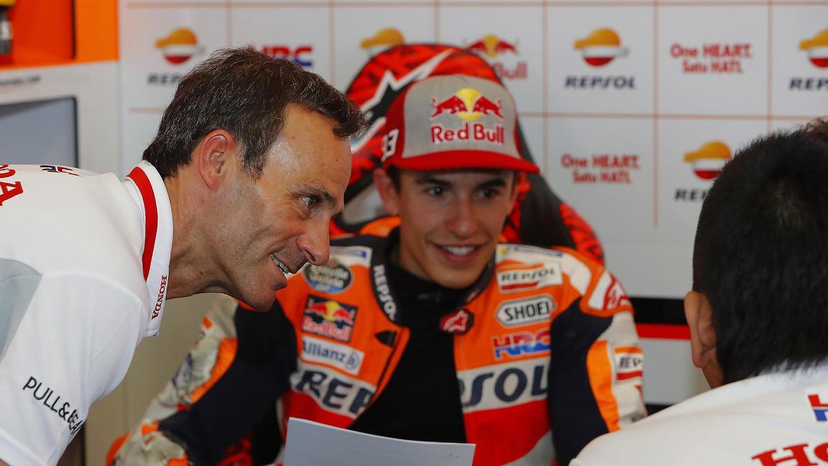 Alberto Puig, máximo responsable del equipo Repsol Honda, junto a Marc Márquez.