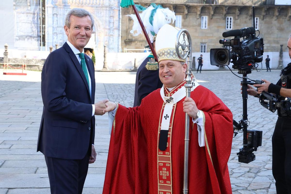 El presidente de la Xunta saluda al arzobispo de Santiago a su llegada al Obradoiro como delegado regio