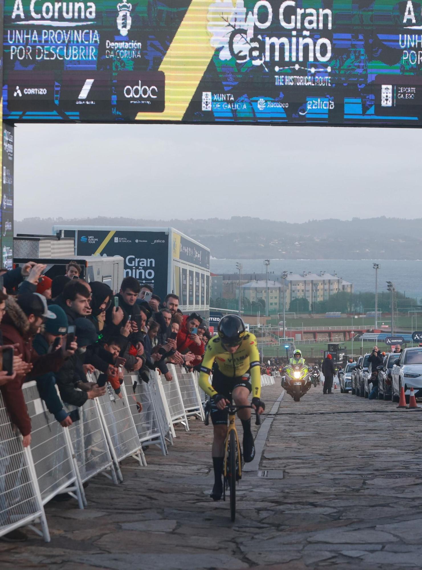 El joven corredor Joshua Tarling se impone en la contrarreloj inaugural de O Gran Camiño en A Coruña