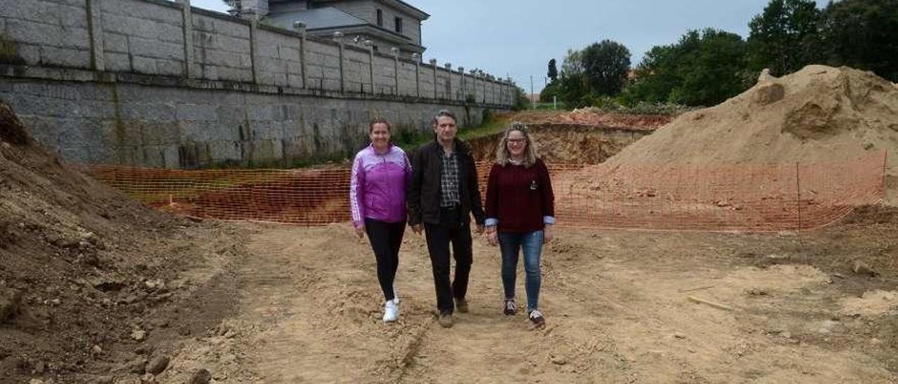 El alcalde de Meis, ayer, junto a la parcela en la que se empezó a excavar para el tanatorio. // Noé Parga