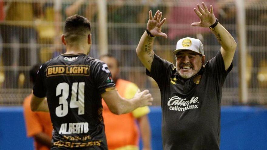 Maradona saborea la gloria en su estreno como técnico de los Dorados de Sinaloa
