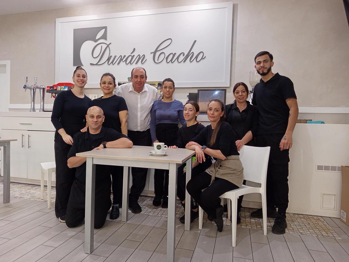 La plantilla del restaurante Durán Cacho posa con el café más barato de la ciudad.